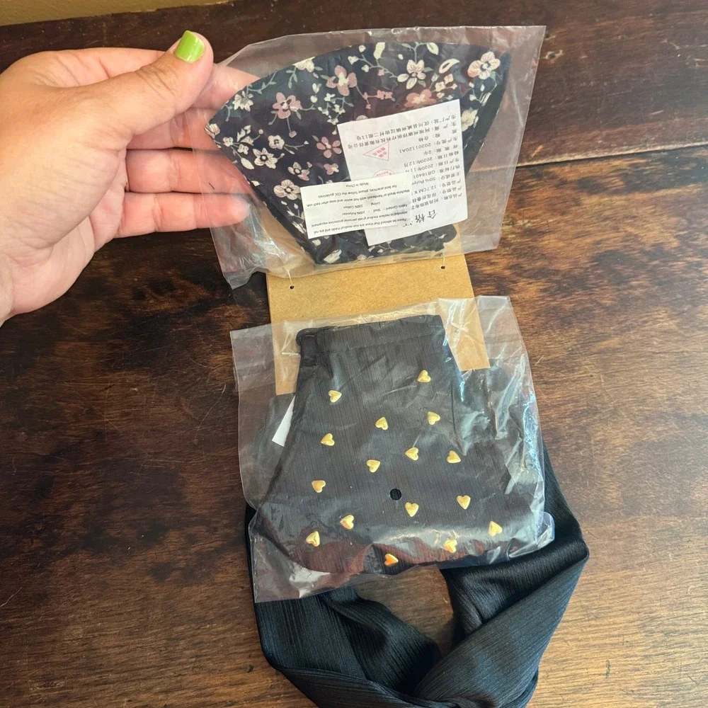 Berry Nordstrom Rack‎ Black Floral Gold Heart Set of 2 Face Masks & Headband